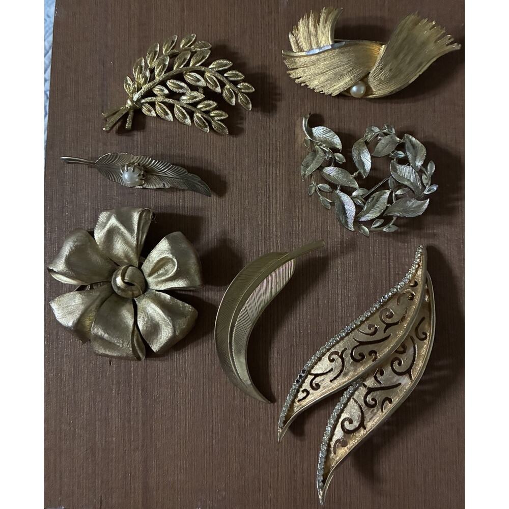 7 Vintage Costume Jewelry Brooches/Pins Gold and Silver Tone Some Signed Vintage